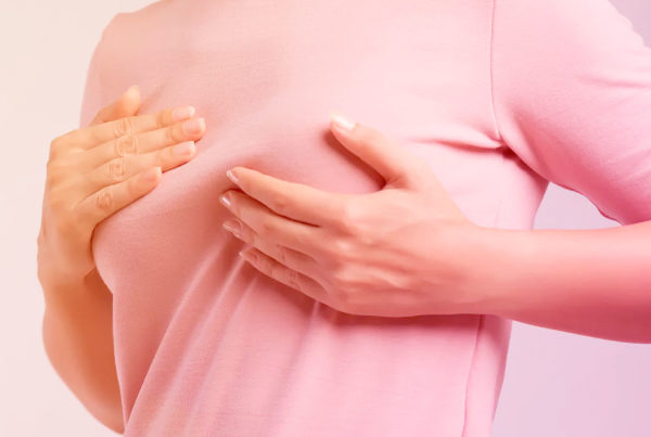 A reconstrução mamária com prótese ou expansor é utilizada em casos de mulheres que precisaram fazer mastectomia por câncer de mama. A cirurgia pode ser feita concomitante à cirurgia principal (reconstrução imediata) ou tardiamente. A escolha entre prótese de silicone ou expansor depende de algumas variáveis, tais como preferência do cirurgião, tipo de câncer e necessidade de retirada de pele. Normalmente o expansor é considerado como uma reconstrução provisória e, posteriormente, trocado pela prótese de silicone.