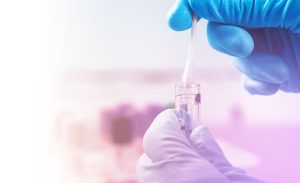 Por que é necessário refazer a avaliação genética após alguns anos para investigar a hereditariedade?