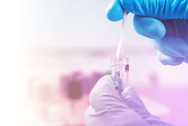 Por que é necessário refazer a avaliação genética após alguns anos para investigar a hereditariedade?